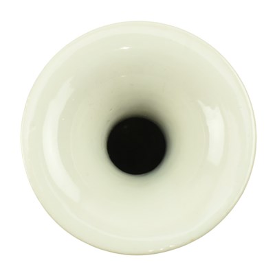 Lot 8 - QING DYNASTY CELADON GLAZED YUHUHCHUN VASE 清 天蓝釉玉壶春瓶