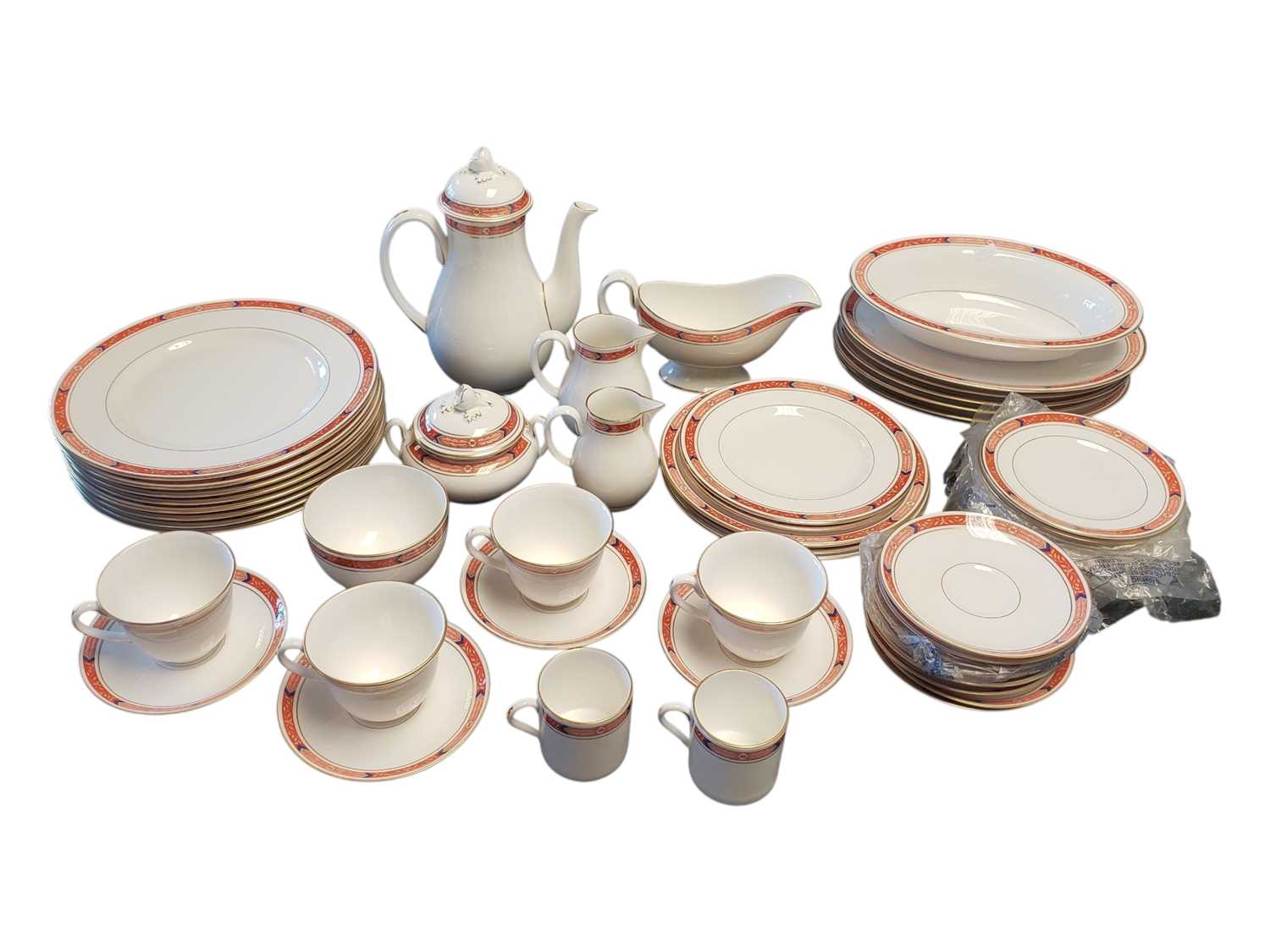 Lot 165 - ROYAL WORCESTER - BEAUFORT - 20TH CENTURY CHINA DINNER & TEA SERVICE