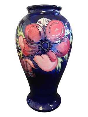 Lot 156 - MOORCROFT - LATE 20TH CENTURY ANEMONE PATTERNED POTTERY VASE
