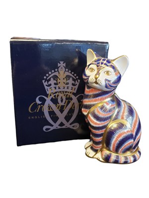 Lot 163 - ROYAL CROWN DERBY - 2005 MMV IMARI CAT CHINA PAPERWEIGHT