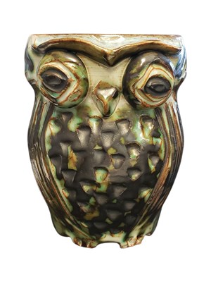 Lot 166 - LATE 20TH CENTURY MARCUS GOLDBERGER FOLKESTONE STUDIO POTTERY OWL VASE