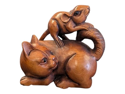 Lot 326 - EARLY 20TH CENTURY JAPANESE WOODEN CAT & MOUSE NETSUKE