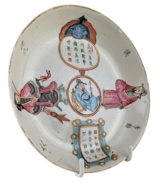 Lot 26 - SMALL QING TONGZHI FAMILLE ROSE WUSHUANGPU PLATE 清 同治 无双谱人物盘