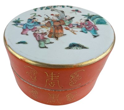 Lot 31 - QING DYNASTY FAMILLE ROSE PORCELAIN TRINKET BOX 清 粉彩人物盒