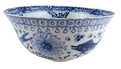 Lot 23 - QING DYNASTY BLUE AND WHITE PORCELAIN FISH BOWL 清 青花鱼纹盌