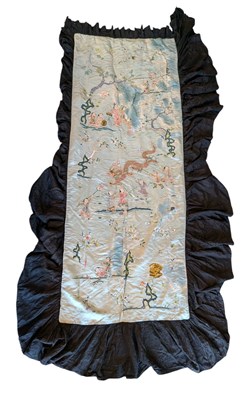 Lot 35 - LATE 19TH QING DYNASTY SILK EMBROIDERY PANEL 清 迎春接福图手绣