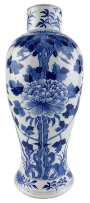 Lot 38 - QING DYNASTY BLUE & WHITE 'FLORAL' VASE 清 青花 花卉盖瓶