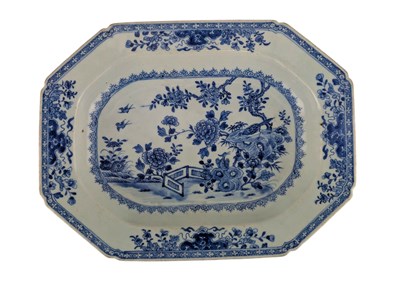 Lot 24 - LARGE 18TH CENTURY CHINESE QIANLONG PERIOD BLUE & WHITE PLATTER 清 乾隆青花八角盘