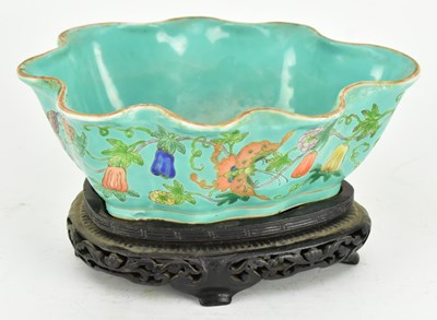 Lot 34 - QING TURQUOISE GROUND FAMILLE ROSE SCALLOPED BOWL 清 松石绿地粉彩瓜瓞连绵碗