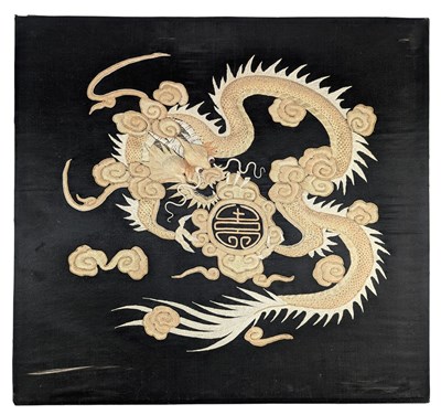 Lot 226 - 20TH CENTURY JAPANESE RELIEF EMBROIDERY DRAGON WALL HANGING 20世纪日本刺绣
