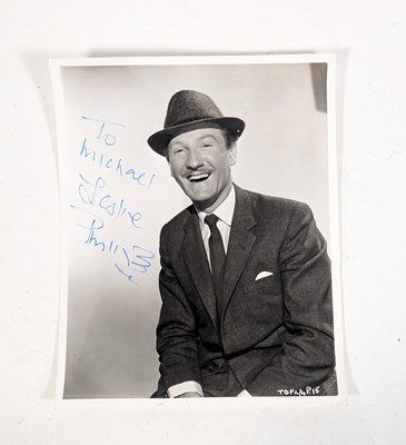 Lot 255 - LESLIE PHILLIPS (D.2022) - AUTOGRAPHED 8X10" PRESS PHOTO