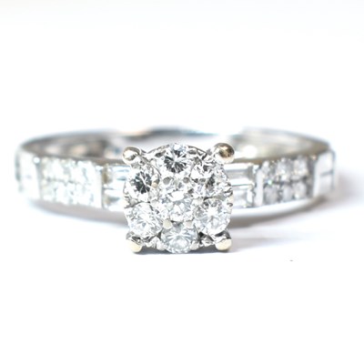 Lot 259 - 18 CT WHITE GOLD & DIAMOND CLUSTER RING