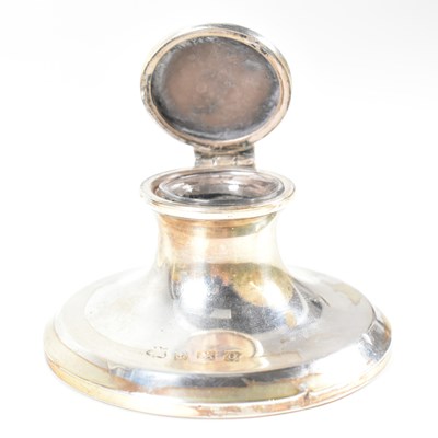 Lot 23 - GEORGE V HALLMARKED SILVER CAPSTAN INKWELL