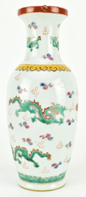 Lot 121 - 20TH CENTURY QIANLONG MARK FAMILLE ROSE VASE 乾隆款 粉彩龙纹瓶