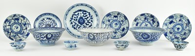 Lot 162 - COLLECTION OF BLUE AND WHITE CERAMICS 清 青花碗 碟子和酒杯