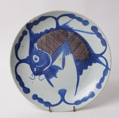 Lot 74 - 19TH CENTURY CHINESE BLUE & WHITE FISH ALGAE PATTERN PLATE