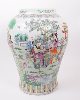 Lot 79 - EARLY 20TH CENTURY LARGE CHINESE FAMILLE ROSE VASE / PLANTER