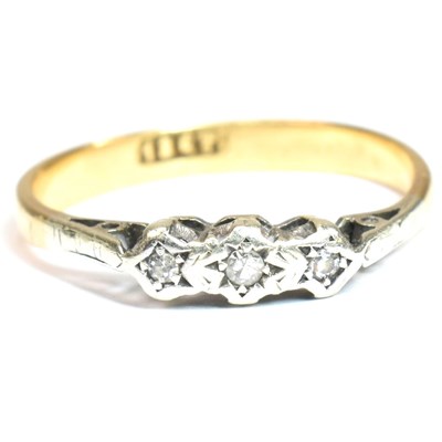 Lot 351 - 18CT GOLD & DIAMOND TRILOGY RING