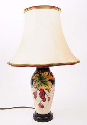 Lot 80 - MOORCROFT POTTERY - HAND PAINTED CERAMIC GRAVE DESK LAMP LIGHT