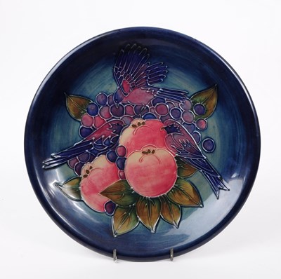 Lot 82 - MOORCROFT POTTERY - VINTAGE 1993 HAND PAINTED CERAMIC INCH & BERRIES PLATE