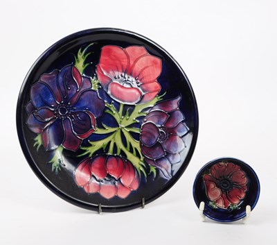 Lot 84 - MOORCROFT POTTERY - TWO VINTAGE ' ANEMONE ' DESIGN PLATE & BOWL