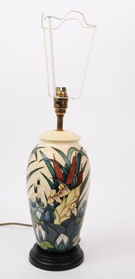 Lot 85 - MOORCROFT POTTERY - HAND PAINTED CERAMIC BULLRUSH DESK LAMP LIGHT