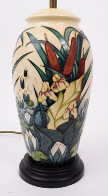 Lot 85 - MOORCROFT POTTERY - HAND PAINTED CERAMIC BULLRUSH DESK LAMP LIGHT
