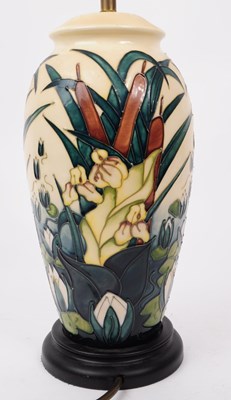 Lot 85 - MOORCROFT POTTERY - HAND PAINTED CERAMIC BULLRUSH DESK LAMP LIGHT