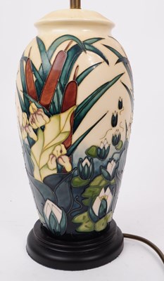 Lot 85 - MOORCROFT POTTERY - HAND PAINTED CERAMIC BULLRUSH DESK LAMP LIGHT