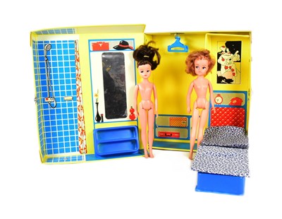 Lot 810 - SINDY - VINTAGE PEDIGREE SINDY DOLLS & CONTINENTAL HOTEL CASE