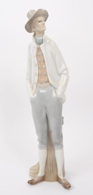 Lot 101 - LLADRO HANDPAINTED PORCELAIN FIGURE OF MAN IN HAT AND ROPE