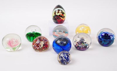 Lot 104 - TEN VINTAGE 20TH CENTURY GLASS PAPERWEIGHTS