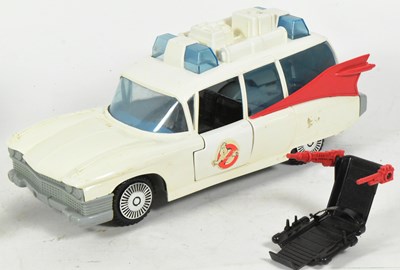 Lot 821 - THE REAL GHOSTBUSTERS - VINTAGE KENNER ECTO-1 PLAYSET WITH FIGURES