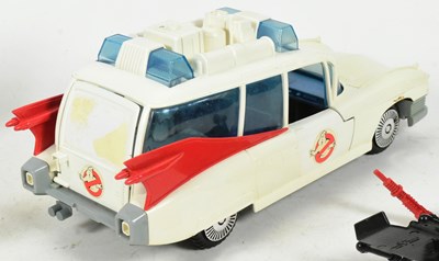 Lot 821 - THE REAL GHOSTBUSTERS - VINTAGE KENNER ECTO-1 PLAYSET WITH FIGURES