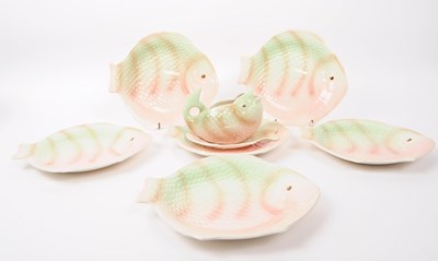 Lot 105 - SHORTER & SON LTD COLLECTION OF VINTAGE FISH SHAPED CERAMIC PLATES & GRAVY BOAT