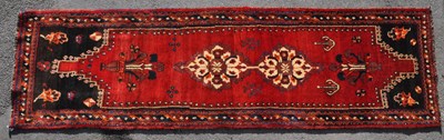 Lot 945 - EARLY 20TH CENTURY SOUTH WEST PERSIAN QASHGAI RUNNER RUG