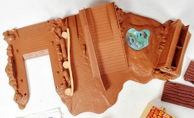 Lot 822 - RETRO TOYS - DUKES OF HAZZARD BARN BUST & TIMPO FORT