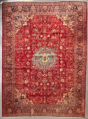 Lot 420 - LARGE 20TH CENTURY NORTH WEST PERSIAN SAROUK CARPET RUG