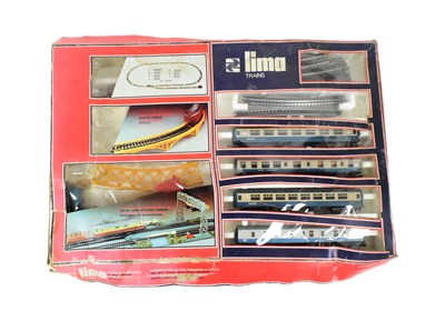 Lot 235 - MODEL RAILWAY - VINTAGE LIMA OO GAUGE MODEL RAILWAY TRAINSET