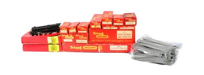 Lot 260 - TRIANG RAILWAYS - COLLECTION OF 00 GAUGE ITEMS