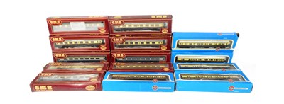 Lot 27 - MODEL RAILWAY - COLLECTION OF 00 GAUGE COACHES