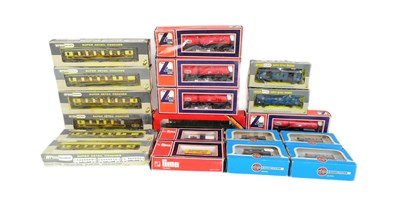 Lot 240 - MODEL RAILWAYS - COLLECTION OF 00 GAUGE ROLLING STOCK