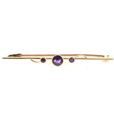 Lot 378 - 9CT GOLD AMETHYST BAR BROOCH PIN