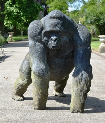 Lot 20 - FORMER BRISTOL ZOO GARDENS - LIFESIZE GORILLA STATUE