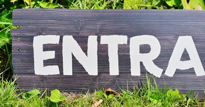Lot 43 - FORMER BRISTOL ZOO GARDENS - ORIGINAL 'ENTRANCE' ENCLOSURE SIGN