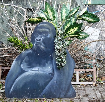 Lot 218 - FORMER BRISTOL ZOO GARDENS - WOODEN GORILLA WITH FOLIAGE DISPLAY