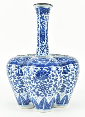 Lot 30 - QING DYNASTY BLUE AND WHITE TULIP VASE 清 青花缠枝莲六连瓶