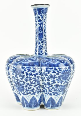 Lot 30 - QING DYNASTY BLUE AND WHITE TULIP VASE 清 青花缠枝莲六连瓶