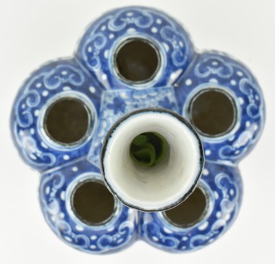 Lot 30 - QING DYNASTY BLUE AND WHITE TULIP VASE 清 青花缠枝莲六连瓶