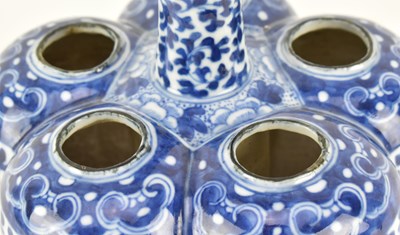 Lot 30 - QING DYNASTY BLUE AND WHITE TULIP VASE 清 青花缠枝莲六连瓶